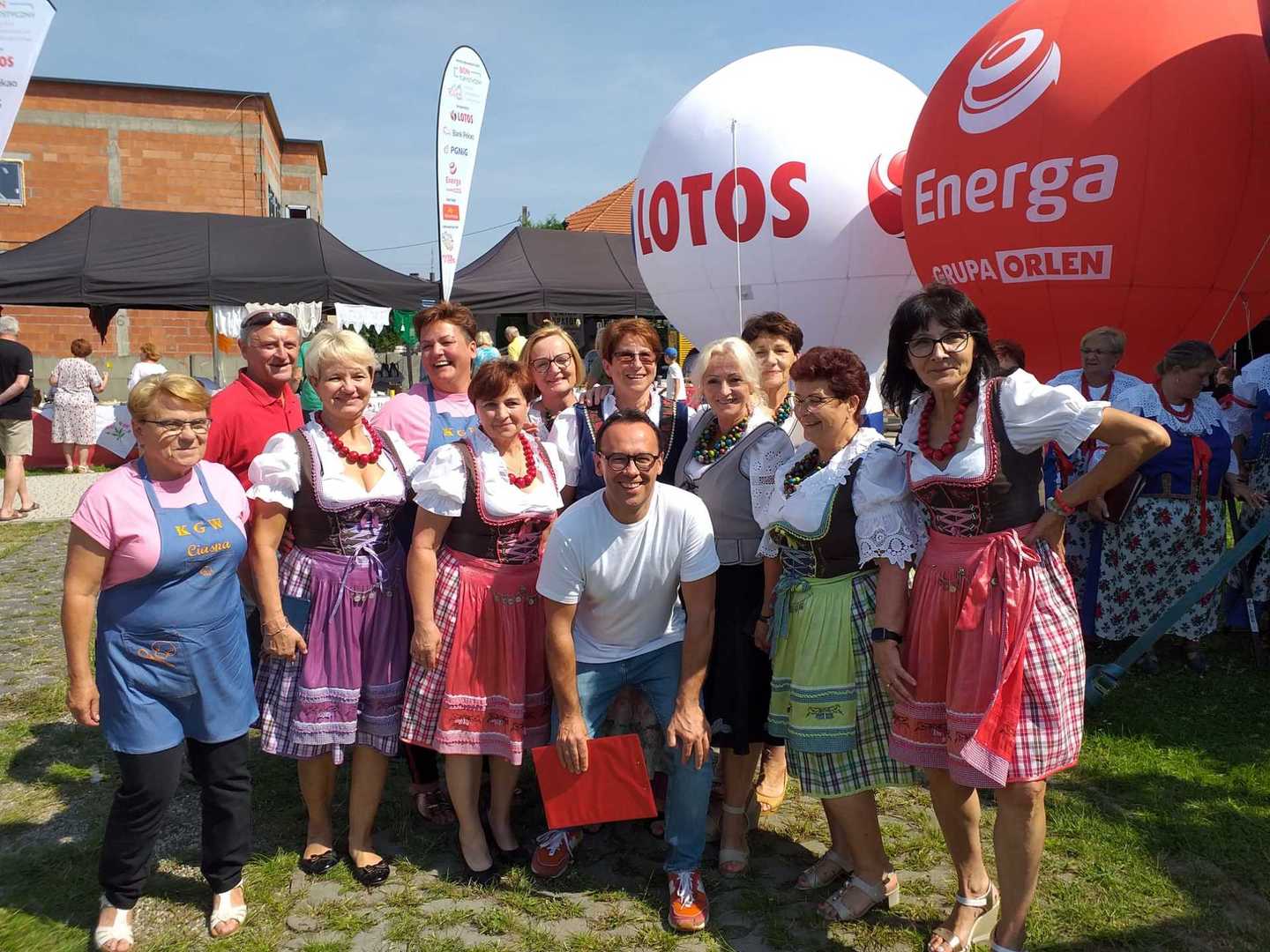 Alt="Zdjęcie przedstawia Panie z Koła Gospodyń Wiejskich z Ciasnej podczas Festiwalu Kół Gospodyń Wiejskich „Polska od kuchni”, odbywającego się w Zawierciu."