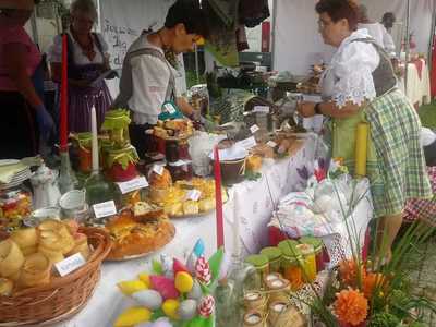 Alt="Zdjęcie przedstawia Panie z Koła Gospodyń Wiejskich z Ciasnej podczas Festiwalu Kół Gospodyń Wiejskich „Polska od kuchni”, odbywającego się w Zawierciu."