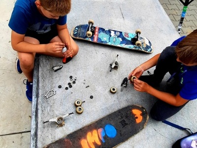 Alt= „Zdjęcie przedstawia uczestników warsztatów deskorolkowych na skateparku w Ciasnej."