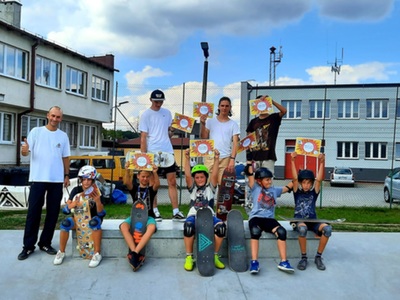 Alt= „Zdjęcie przedstawia uczestników warsztatów deskorolkowych na skateparku w Ciasnej."