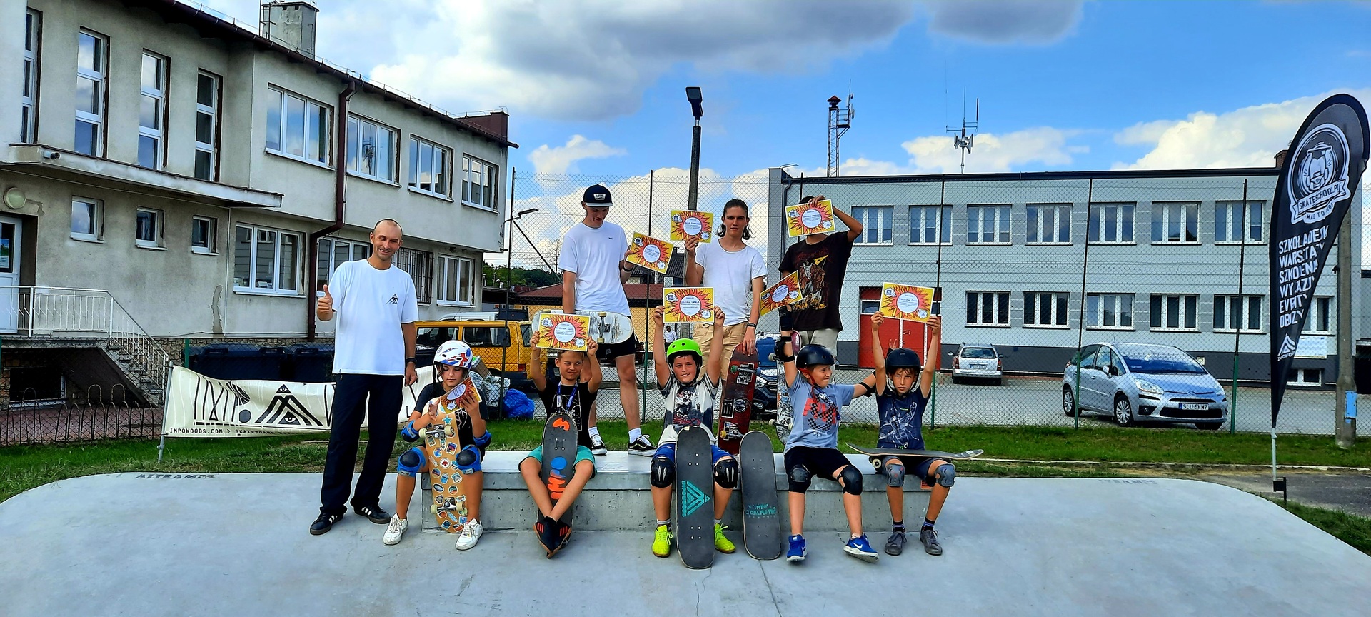 Alt= „Zdjęcie przedstawia uczestników warsztatów deskorolkowych na skateparku w Ciasnej."