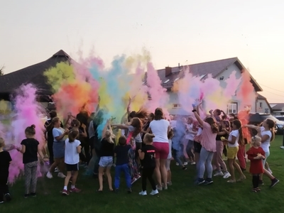 Alt="Zdjęcie przedstawia "festiwal kolorów" podczas zakończenia sezonu mażoretkowego."