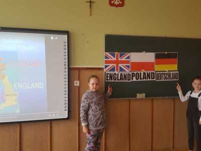 Alt="Zdjęcie przedstawia młodzież szkolną podczas Europejskiego Dnia Języków."