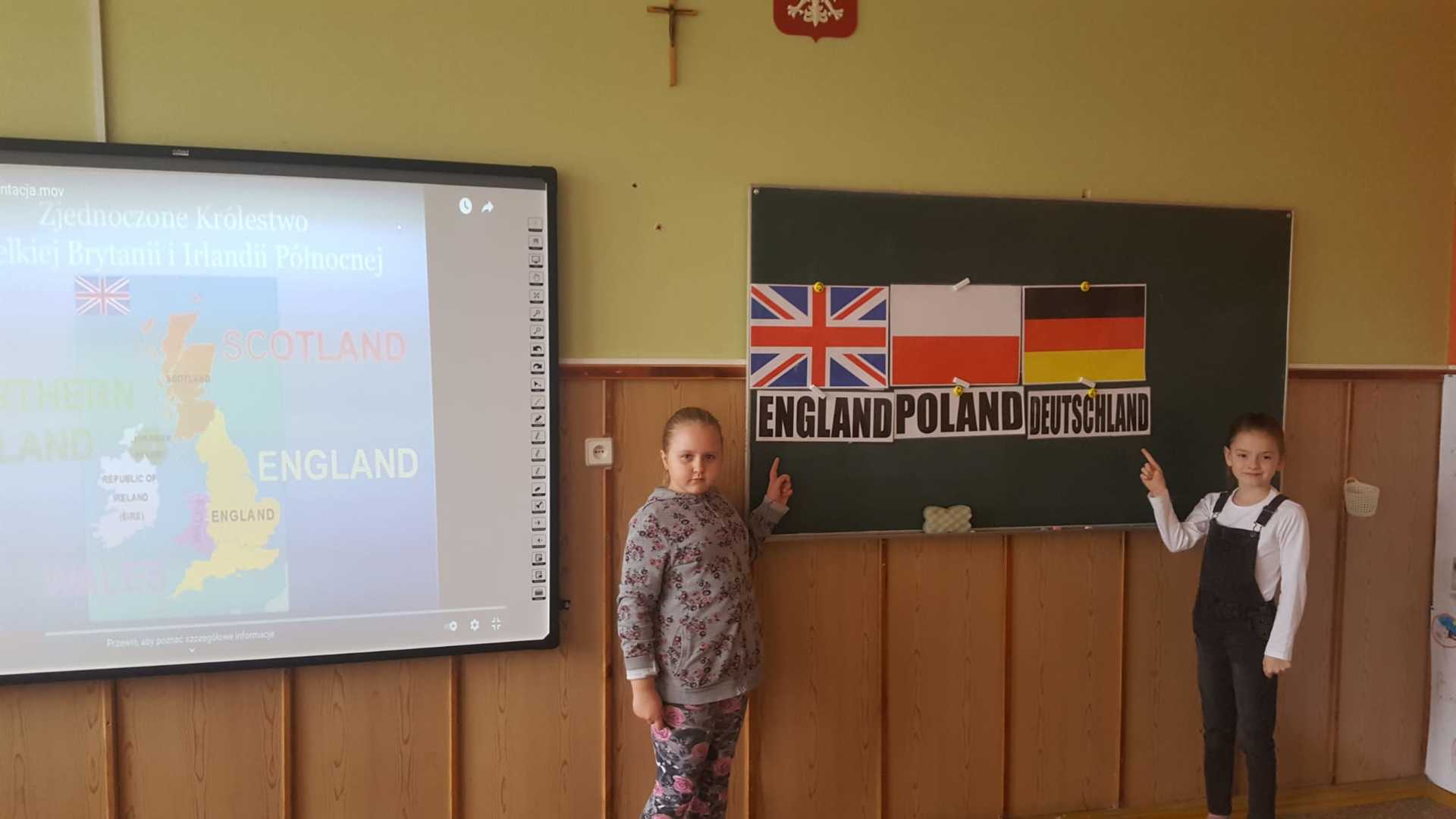 Alt="Zdjęcie przedstawia młodzież szkolną podczas Europejskiego Dnia Języków."