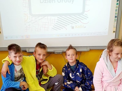 Alt="Zdjęcia przedstawiają dzień - Ale w szkole jest wesoło, w Sierakowie Śląskim."
