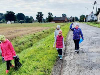 Alt="Zdjęcie przedstawia akcję sprzątania świata - Myślę, więc nie śmiecę –  w Sierakowie Śląskim."