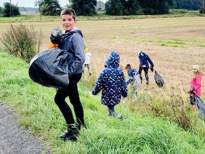 Alt="Zdjęcie przedstawia akcję sprzątania świata - Myślę, więc nie śmiecę –  w Sierakowie Śląskim."