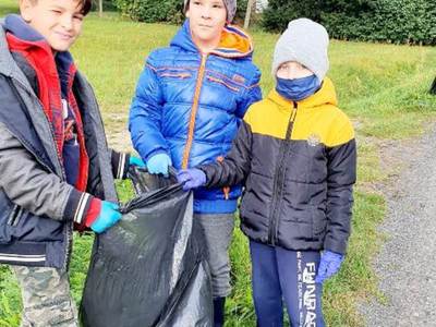 Alt="Zdjęcie przedstawia akcję sprzątania świata - Myślę, więc nie śmiecę –  w Sierakowie Śląskim."