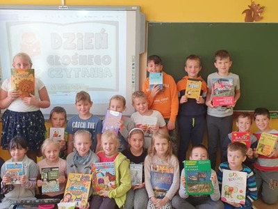 Alt="Zdjęcie przedstawia dzieci podczas Ogólnopolskiego Dnia Głośnego Czytania w Sierakowie Śląskim."
