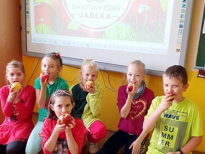 Alt="Zdjęcie przedstawia zajęcia kulinarne podczas Światowego Dnia Jabłka - Sieraków Śląski."