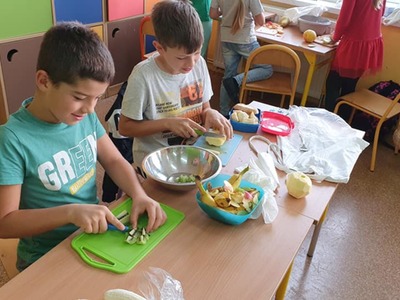 Alt="Zdjęcie przedstawia zajęcia kulinarne podczas Światowego Dnia Jabłka - Sieraków Śląski."