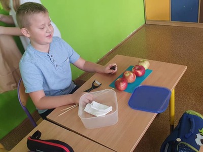 Alt="Zdjęcie przedstawia zajęcia kulinarne podczas Światowego Dnia Jabłka - Sieraków Śląski."