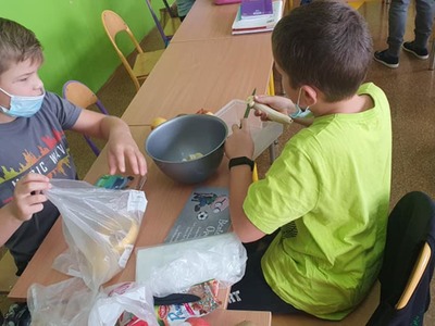 Alt="Zdjęcie przedstawia zajęcia kulinarne podczas Światowego Dnia Jabłka - Sieraków Śląski."
