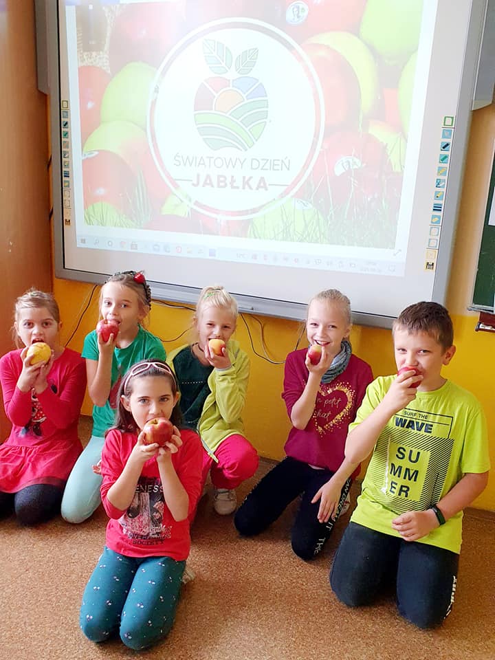 Alt="Zdjęcie przedstawia zajęcia kulinarne podczas Światowego Dnia Jabłka - Sieraków Śląski."