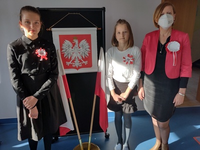 Alt="Zdjęcie przedstawia uroczystości Święta Niepodległości w szkole na Zborowskiem."