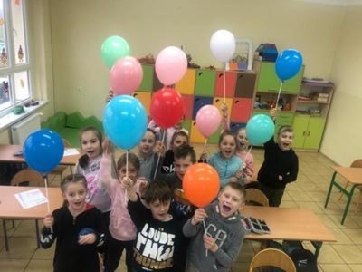 Alt="Zdjęcie przedstawia Międzynarodowy Dzień Praw Dziecka w Zespole Szkolno- Przedszkolnym w Sierakowie Śląskim."