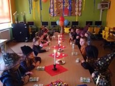 Alt="Zdjęcie przedstawia Andrzejkowe zabawy w Szkole Filialnej w Wędzinie."