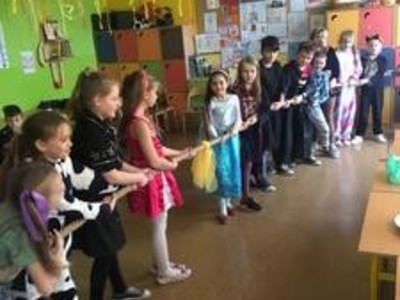 Alt="Zdjęcie przedstawia Andrzejkowe zabawy w Szkole Filialnej w Wędzinie."