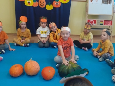 Alt="Zdjęcie przedstawia przedszkolaki z Jeżowej."