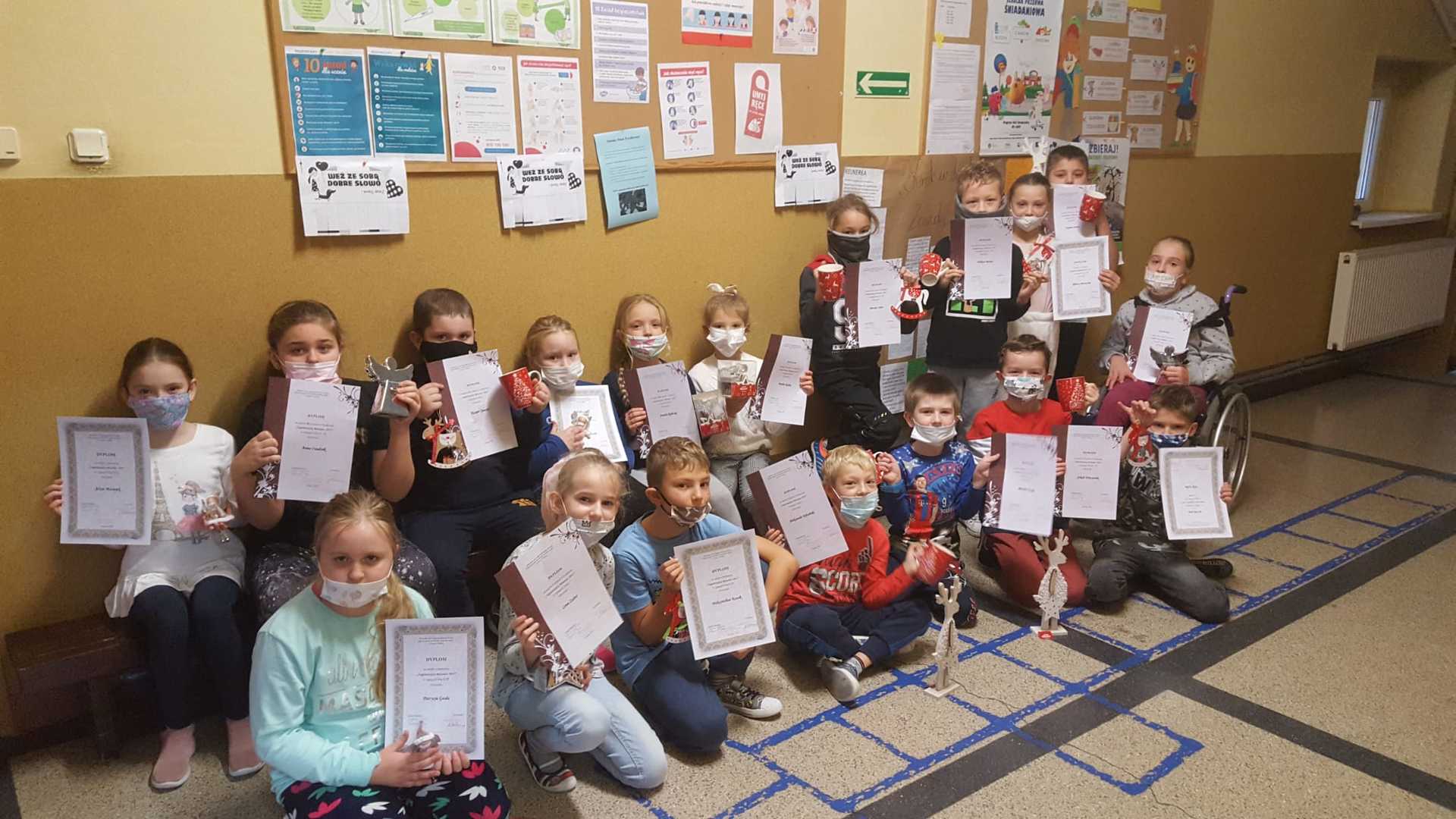 Alt="Zdjęcie przedstawia laureatów konkursu Najpiękniejszy Różaniec 2021."
