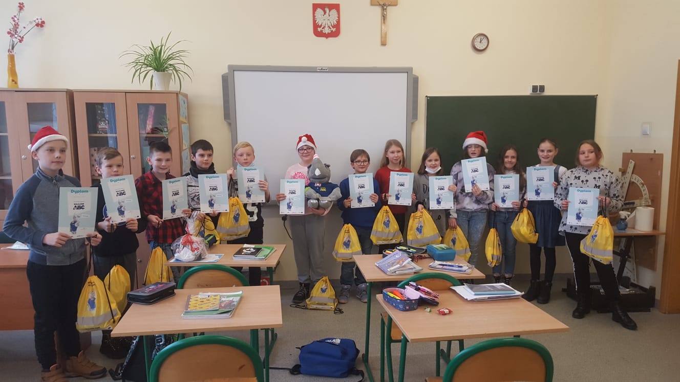 Alt="Zdjęcie przedstawia uczniów klasy 4b Zespołu Szkolno – Przedszkolnego w Ciasnej zajęli trzecie miejsce w ogólnopolskim konkursie „Kolejowe ABC – ruszaj po przygodę i zdobądź nagrodę”."