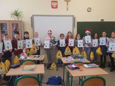 Alt="Zdjęcie przedstawia uczniów klasy 4b Zespołu Szkolno – Przedszkolnego w Ciasnej zajęli trzecie miejsce w ogólnopolskim konkursie „Kolejowe ABC – ruszaj po przygodę i zdobądź nagrodę”."
