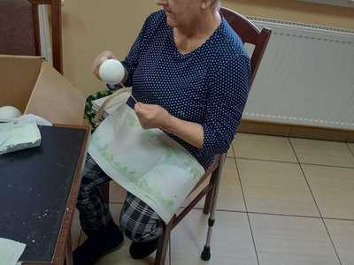 Alt="Zdjęcie przedstawia aktywności podopiecznych Dziennego Domu Senior+ w Panoszowie."