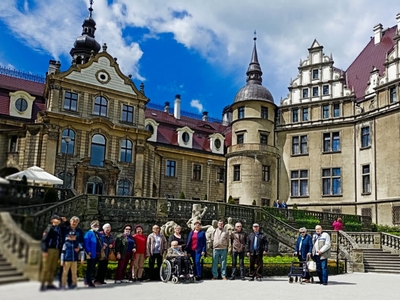 Alt="Zdjęcie przedstawia aktywności podopiecznych Dziennego Domu Senior+ w Panoszowie."