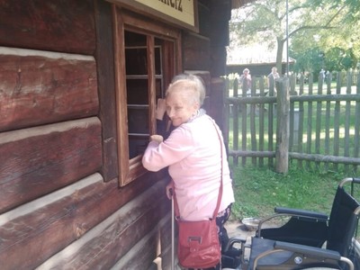 Alt="Zdjęcie przedstawia aktywności podopiecznych Dziennego Domu Senior+ w Panoszowie."