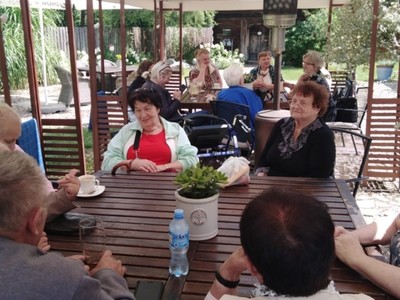 Alt="Zdjęcie przedstawia aktywności podopiecznych Dziennego Domu Senior+ w Panoszowie."
