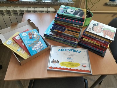 Alt="Zdjęcie przestawia wygraną w konkursie Kinder Kanapka dla biblioteki."
