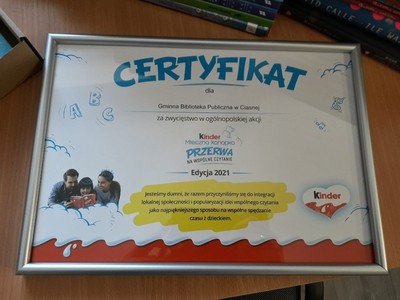 Alt="Zdjęcie przestawia wygraną w konkursie Kinder Kanapka dla biblioteki."