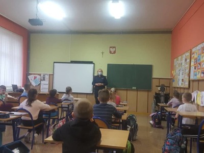 Alt: "Zdjęcie przestawia uczniów podczas spotkania na temat bezpiecznych ferii."