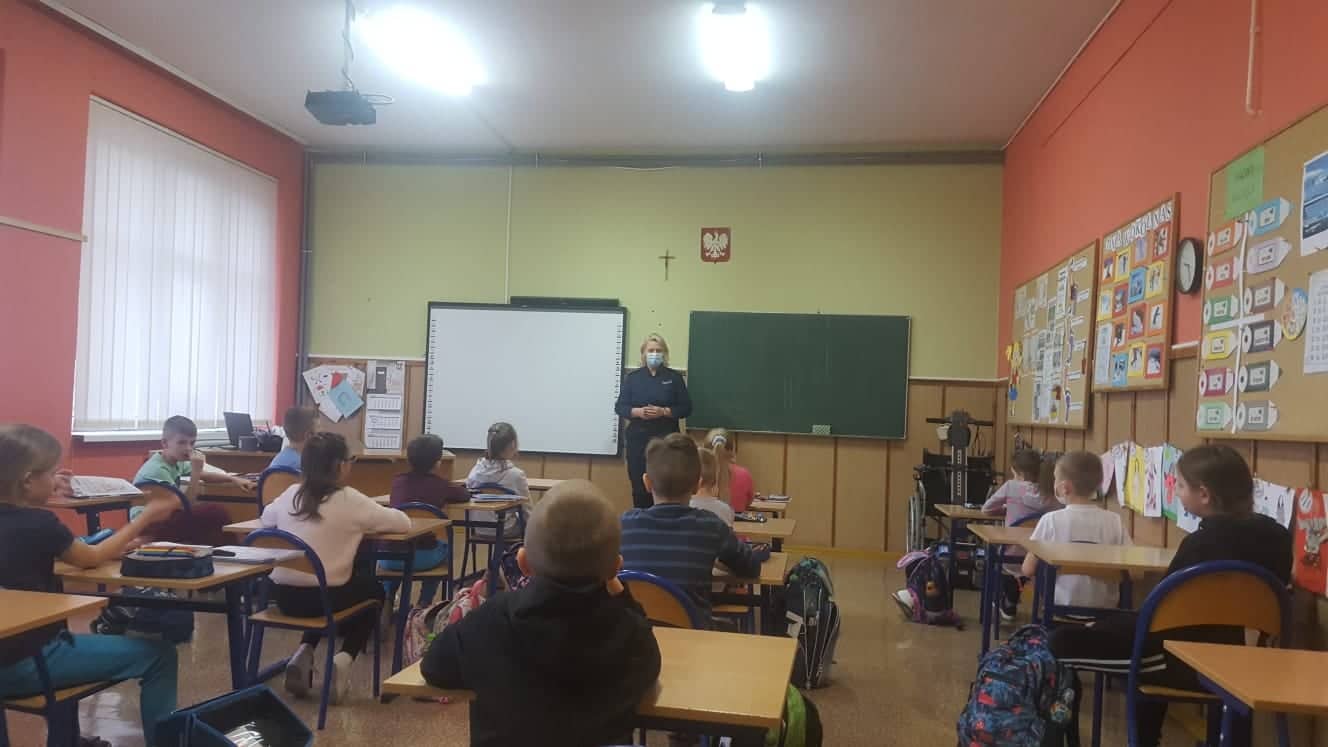Alt: "Zdjęcie przestawia uczniów podczas spotkania na temat bezpiecznych ferii."