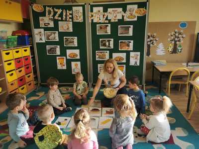 Alt= "Zdjęcie przedstawia przedszkolaki z Sierakowa Śląskiego podczas Dnia Pizzy."