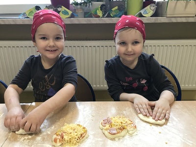 Alt= "Zdjęcie przedstawia przedszkolaki z Sierakowa Śląskiego podczas Dnia Pizzy."