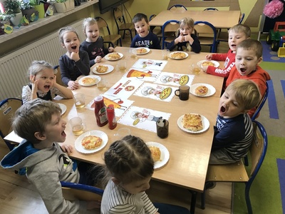 Alt= "Zdjęcie przedstawia przedszkolaki z Sierakowa Śląskiego podczas Dnia Pizzy."
