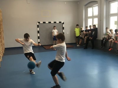 Alt= "Zdjęcie przedstawia uczniów szkoły ze Zborowskiego podczas Turnieju Piłki."