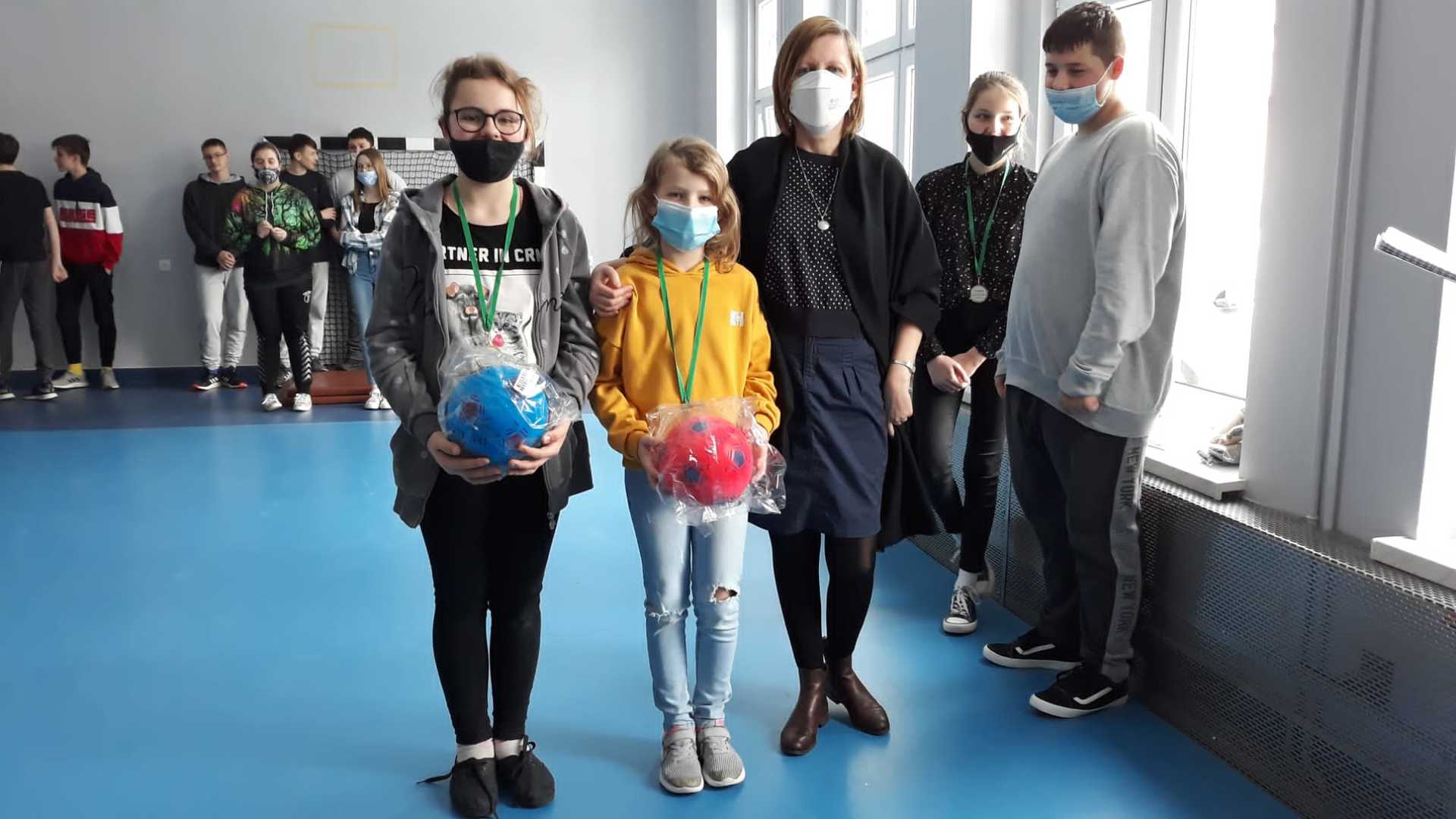 Alt= "Zdjęcie przedstawia uczniów szkoły ze Zborowskiego podczas Turnieju Piłki."