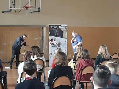 Alt= "Zdjęcie przedstawia akcję Rymcerze - Nie zmarnuj sobie życia."