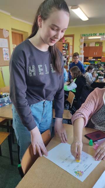 Alt="Zdjęcie przedstawia przebieg zajęć podczas Konkursu NBP, karta z punktami."