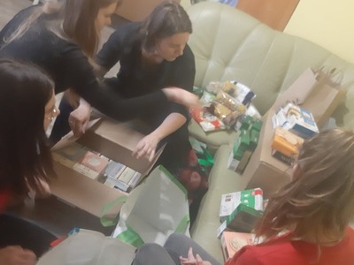 Alt="Szkolne Koło Wolontariatu zorganizowało zbiórkę darów na rzecz uchodźców z Ukrainy."