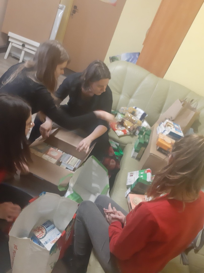 Alt="Szkolne Koło Wolontariatu zorganizowało zbiórkę darów na rzecz uchodźców z Ukrainy."