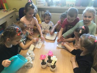 Alt="Zimę żegnamy – wiosnę witamy czyli Zielony Dzień w Przedszkolu Samorządowym w Sierakowie Śląskim."