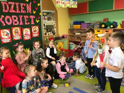 Alt="„Być kobietą...” , czyli Dzień Kobiet w przedszkolu w Sierakowie Śląskim."