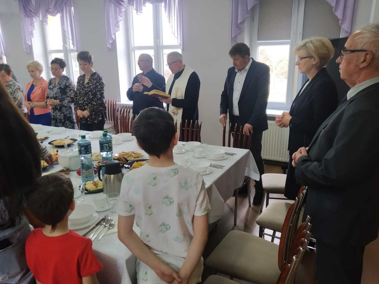 Alt="Zdjęcie przedstawia spotkanie z okazji Świąt Wielkanocnych z uchodźcami z Ukrainy. "