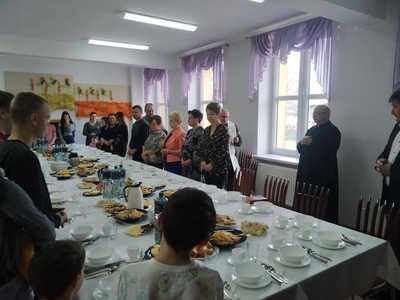 Alt="Zdjęcie przedstawia spotkanie z okazji Świąt Wielkanocnych z uchodźcami z Ukrainy. "