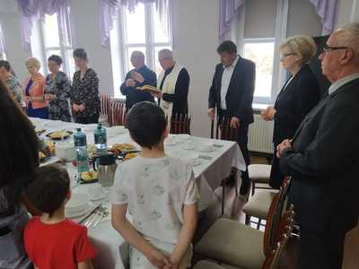 Alt="Zdjęcie przedstawia spotkanie z okazji Świąt Wielkanocnych z uchodźcami z Ukrainy. "