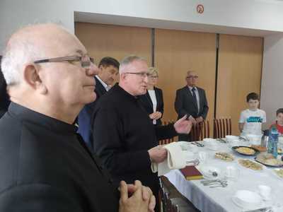 Alt="Zdjęcie przedstawia spotkanie z okazji Świąt Wielkanocnych z uchodźcami z Ukrainy. "