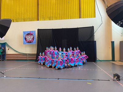 Alt="Zdjęcie przedstawia grupę kadetek z Zespołu Tańca Mażoretkowego "Copacabana" podczas występów na Mistrzostwach Polski w Ostrołęce."